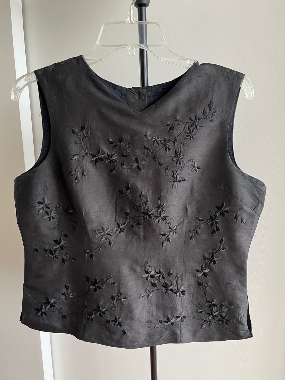 Silkland Top Womens black Sleeveless Embroidered 100% Silk Lined V Neck cropped